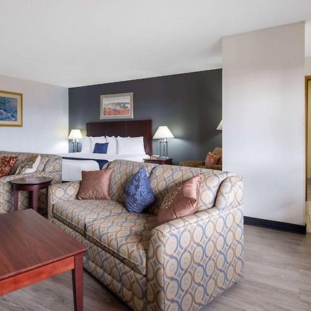 Travelodge By Wyndham Merrill Extérieur photo
