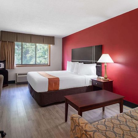 Travelodge By Wyndham Merrill Extérieur photo