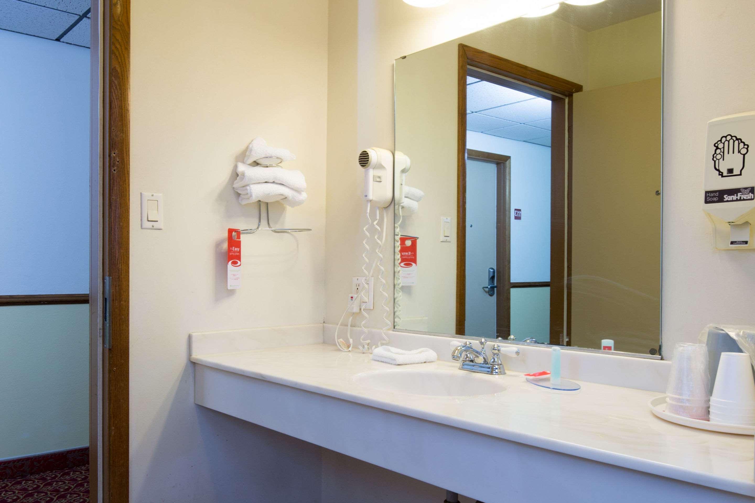 Travelodge By Wyndham Merrill Extérieur photo