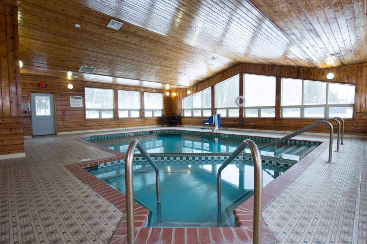 Travelodge By Wyndham Merrill Extérieur photo