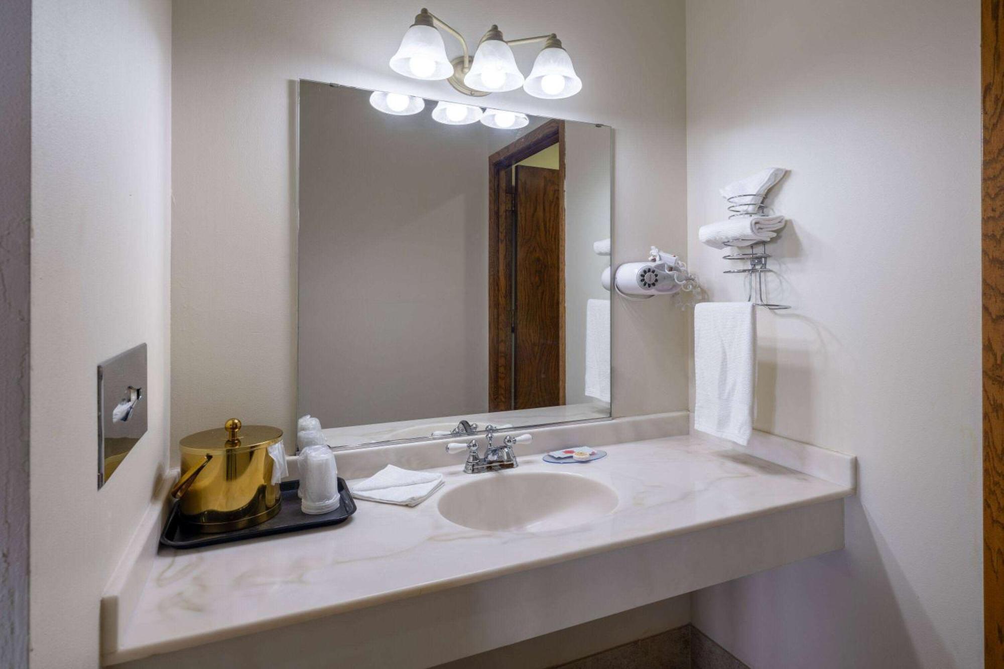 Travelodge By Wyndham Merrill Extérieur photo