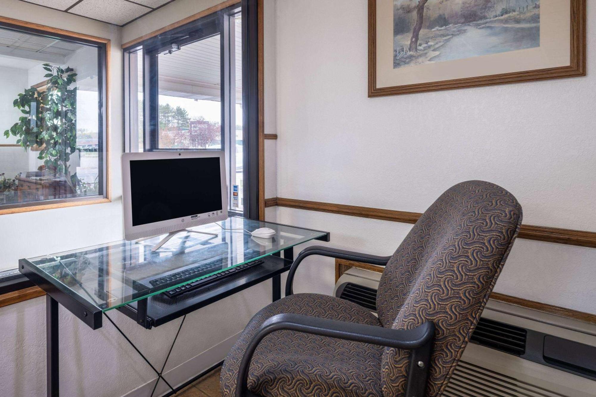 Travelodge By Wyndham Merrill Extérieur photo
