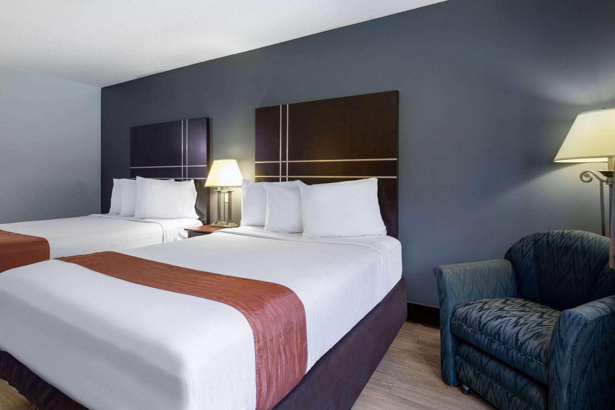 Travelodge By Wyndham Merrill Extérieur photo