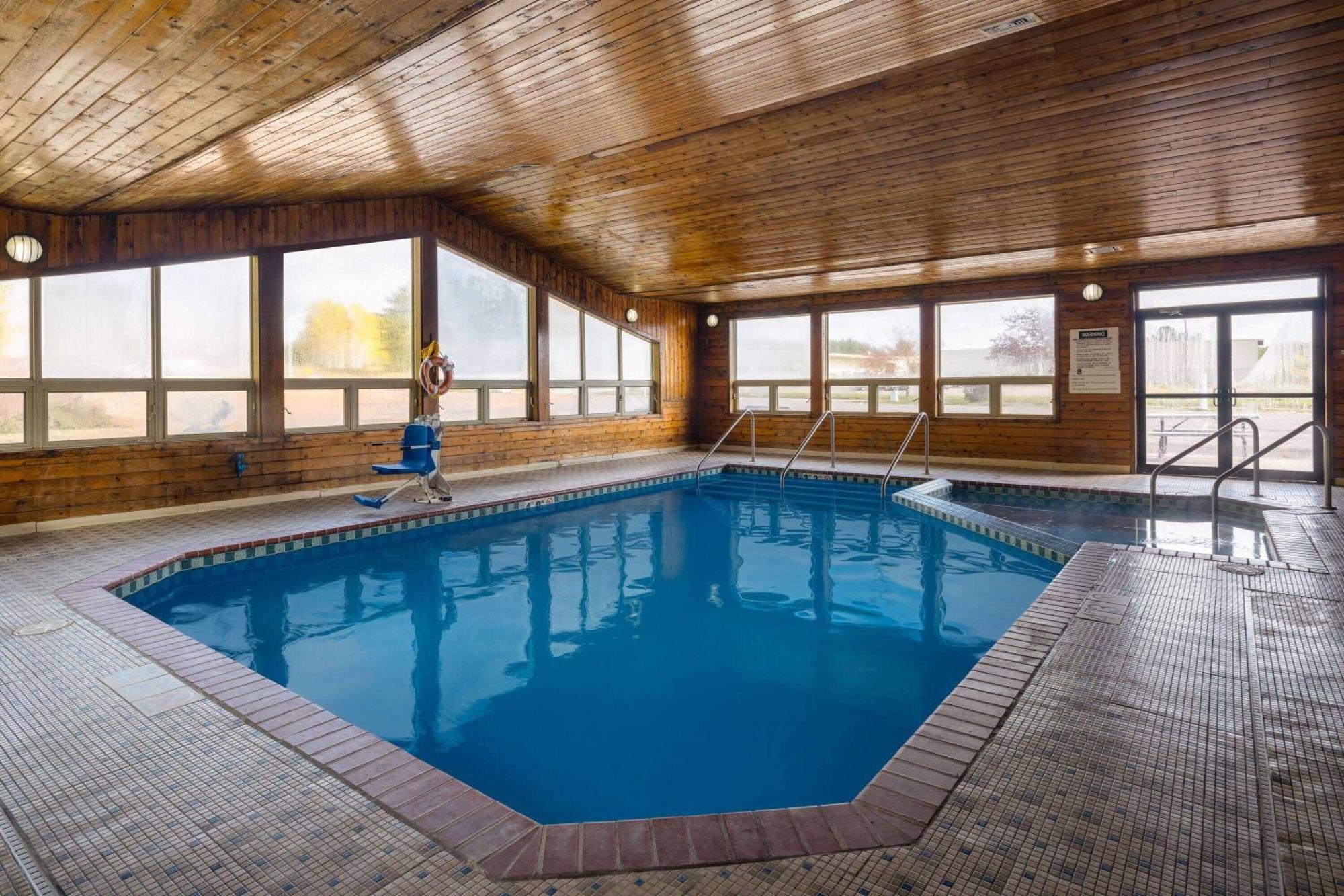 Travelodge By Wyndham Merrill Extérieur photo