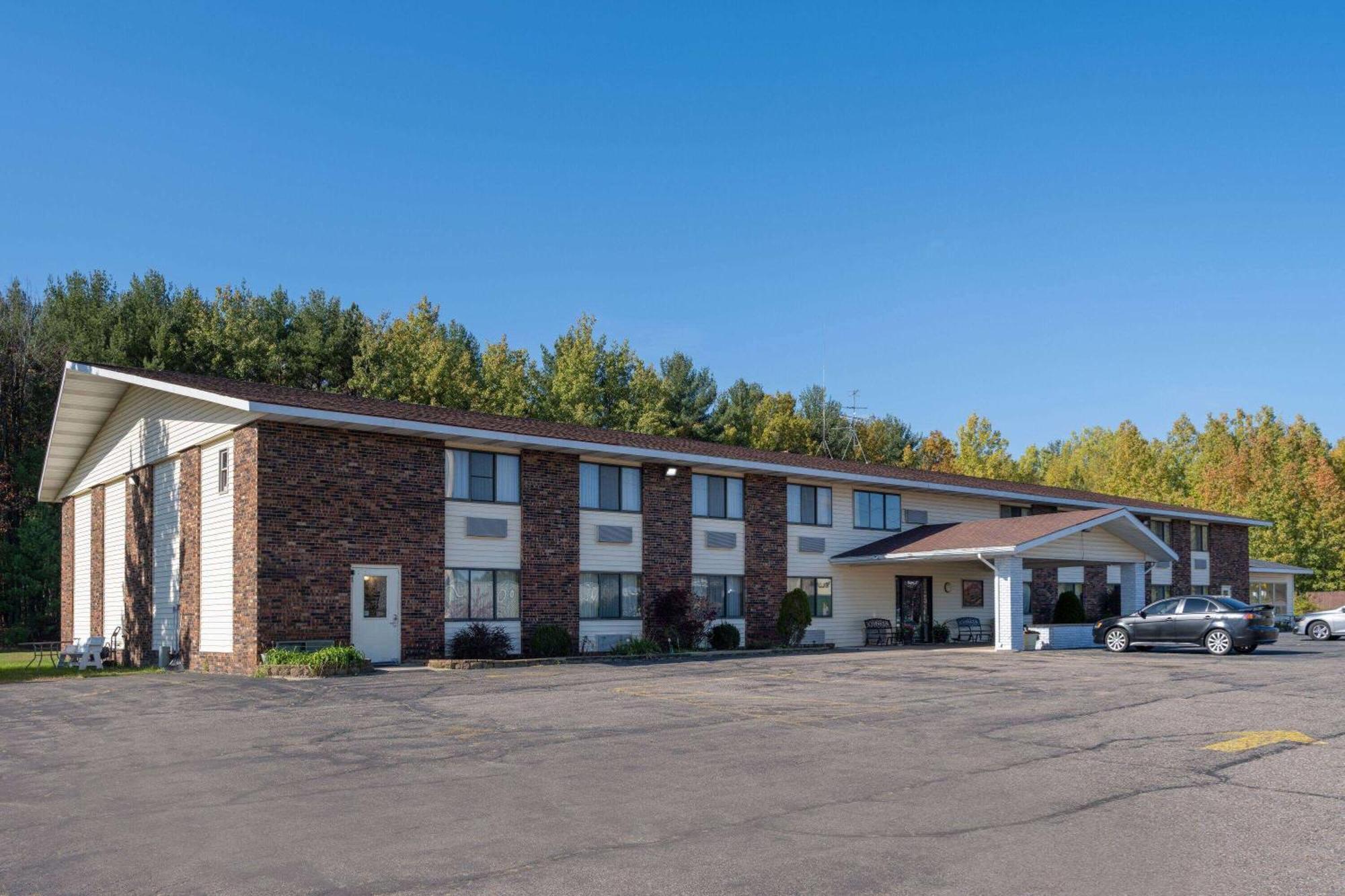 Travelodge By Wyndham Merrill Extérieur photo