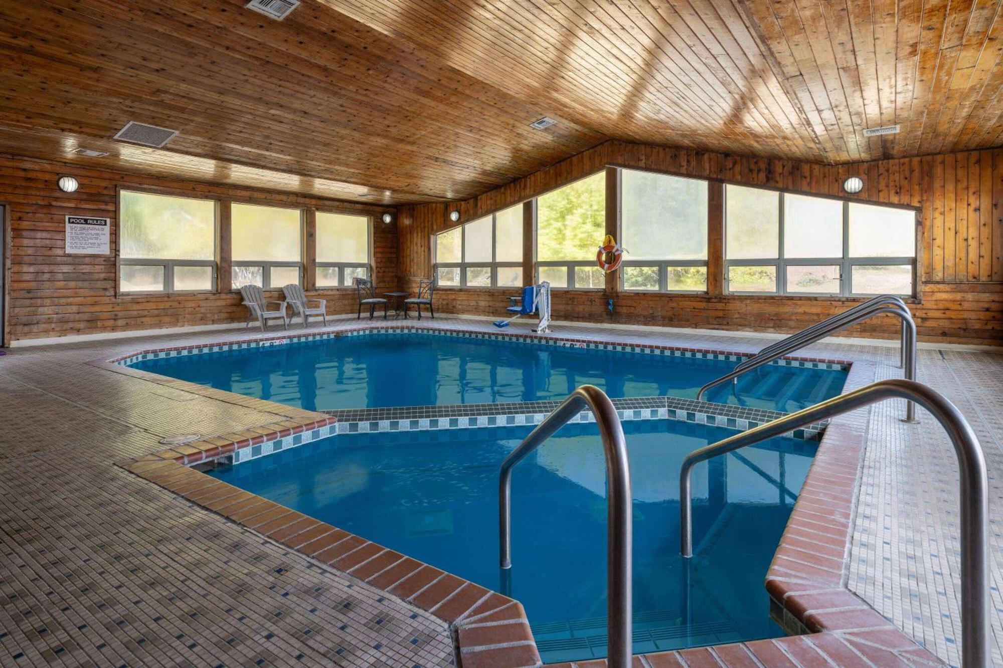 Travelodge By Wyndham Merrill Extérieur photo