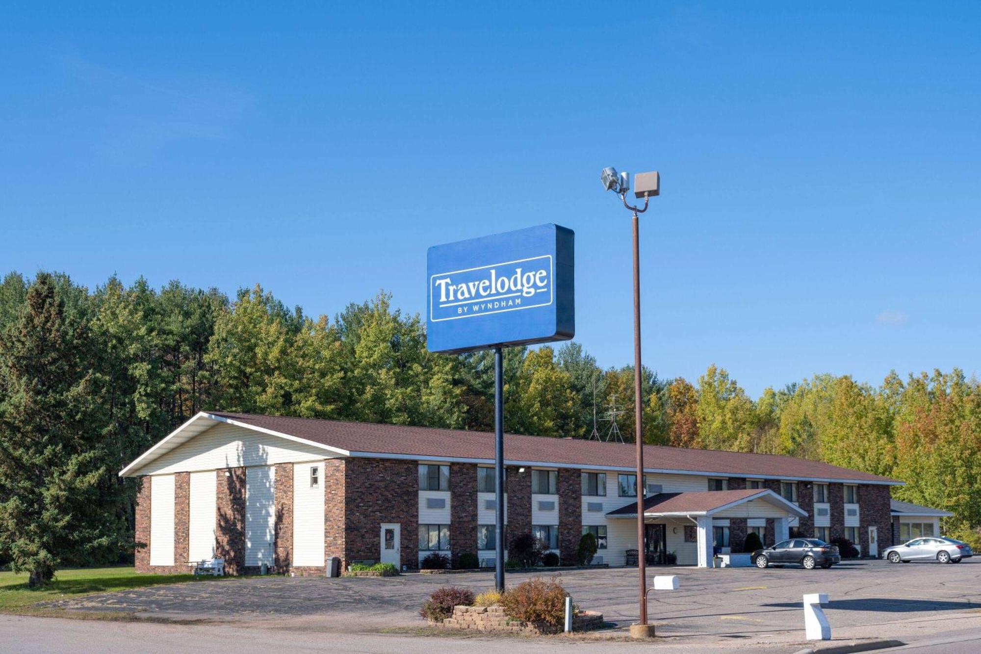 Travelodge By Wyndham Merrill Extérieur photo