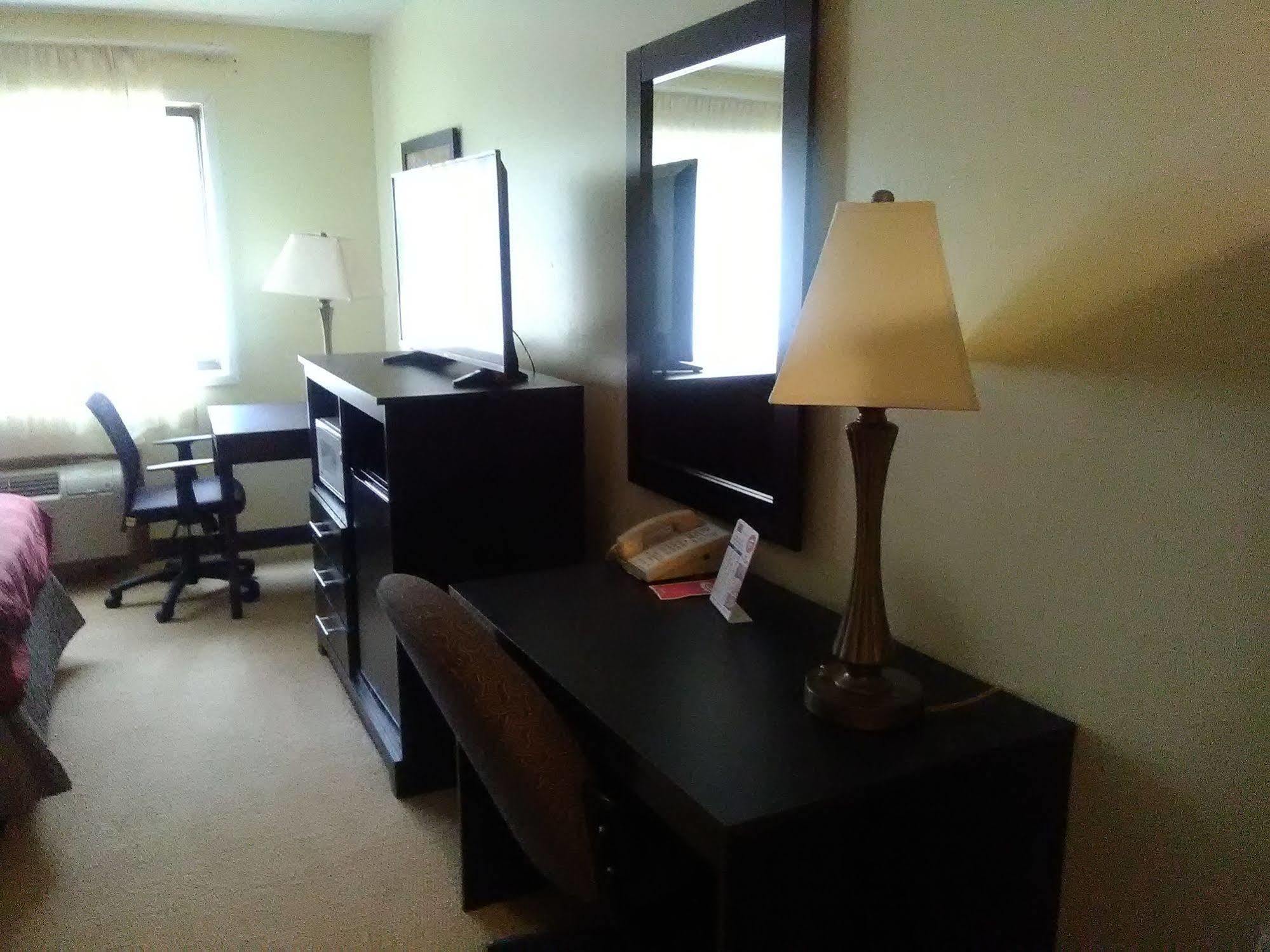Travelodge By Wyndham Merrill Extérieur photo