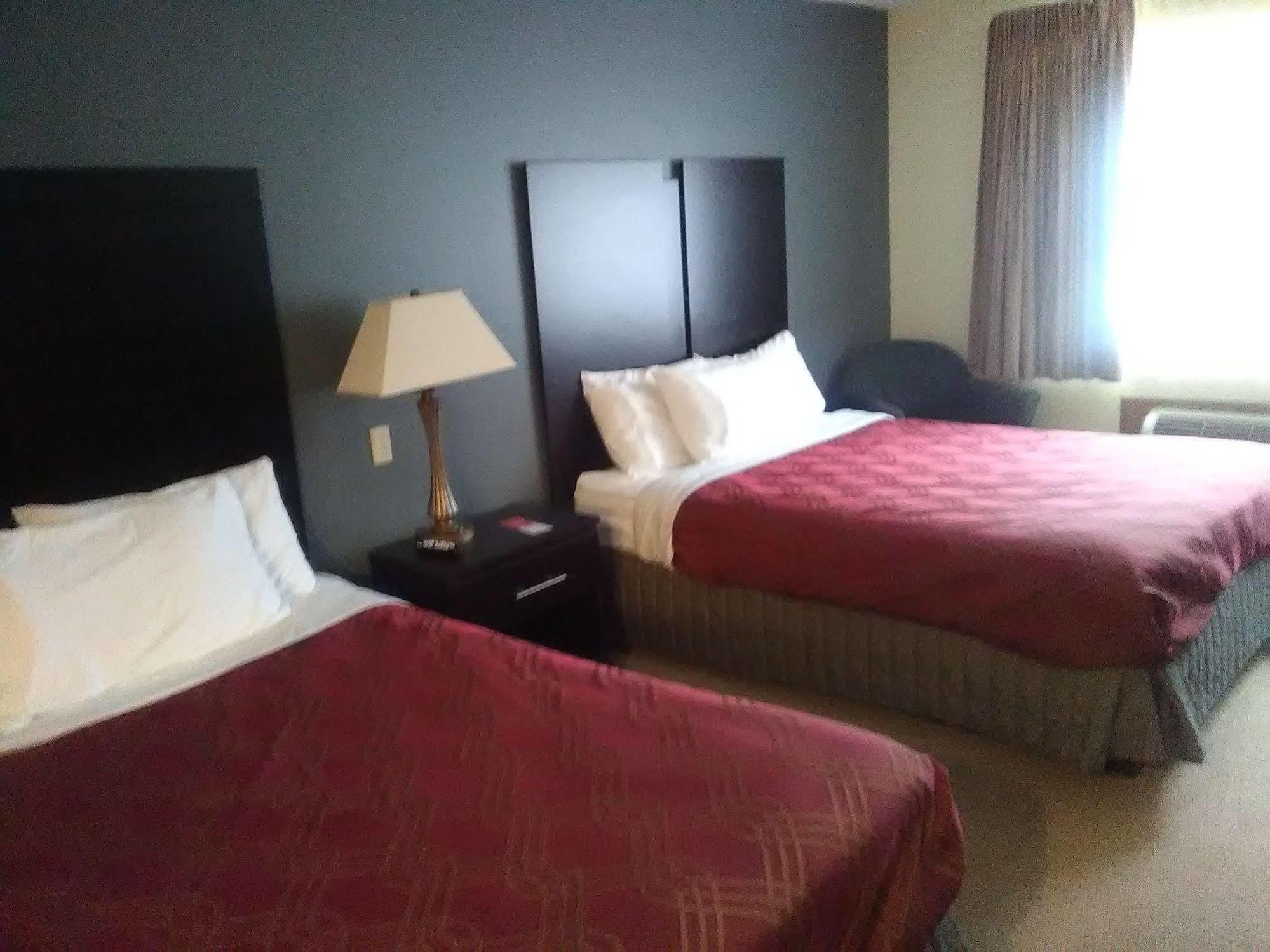 Travelodge By Wyndham Merrill Extérieur photo