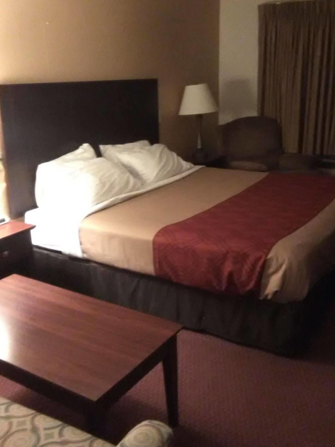 Travelodge By Wyndham Merrill Extérieur photo