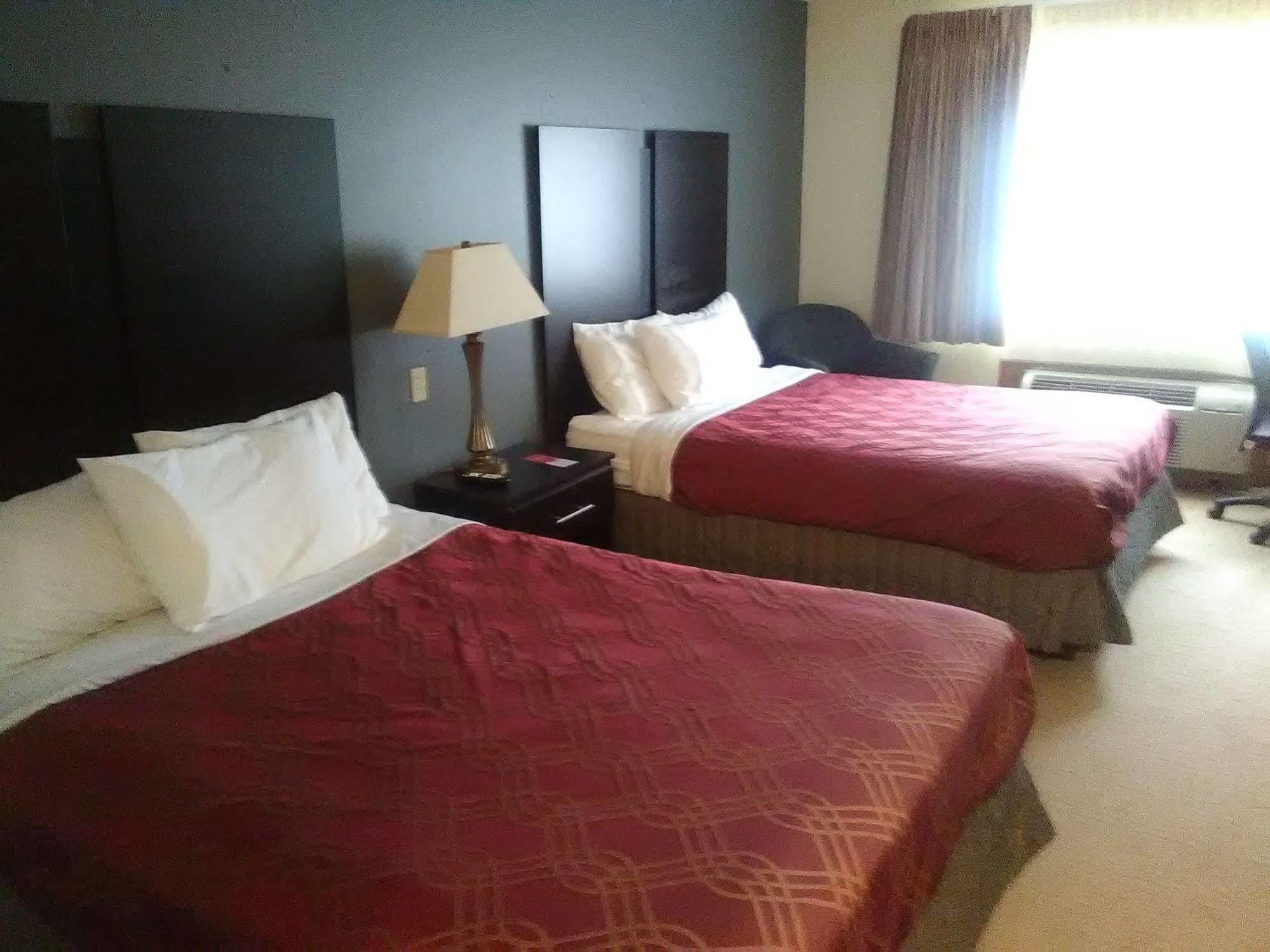 Travelodge By Wyndham Merrill Extérieur photo
