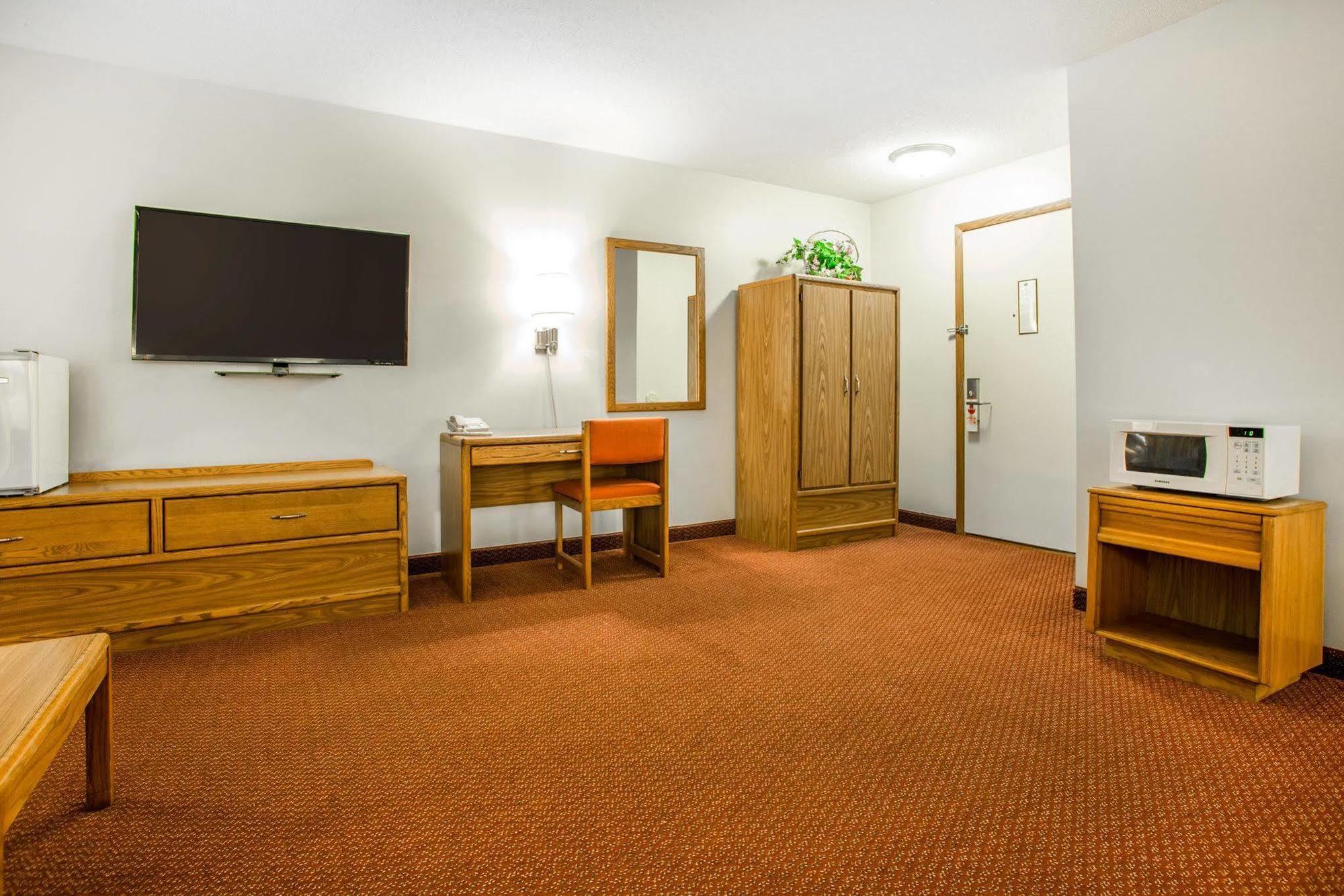 Travelodge By Wyndham Merrill Extérieur photo
