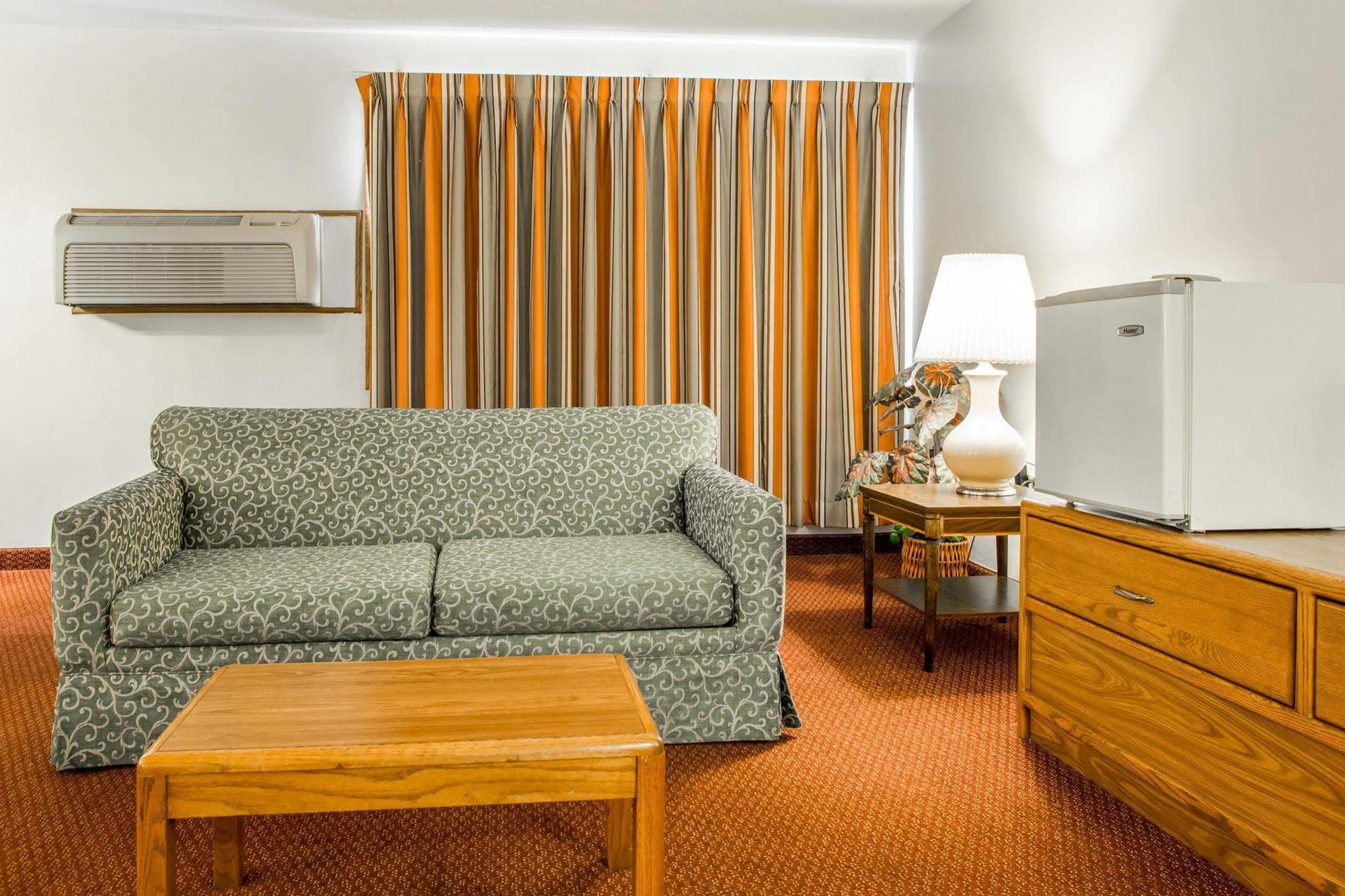 Travelodge By Wyndham Merrill Extérieur photo