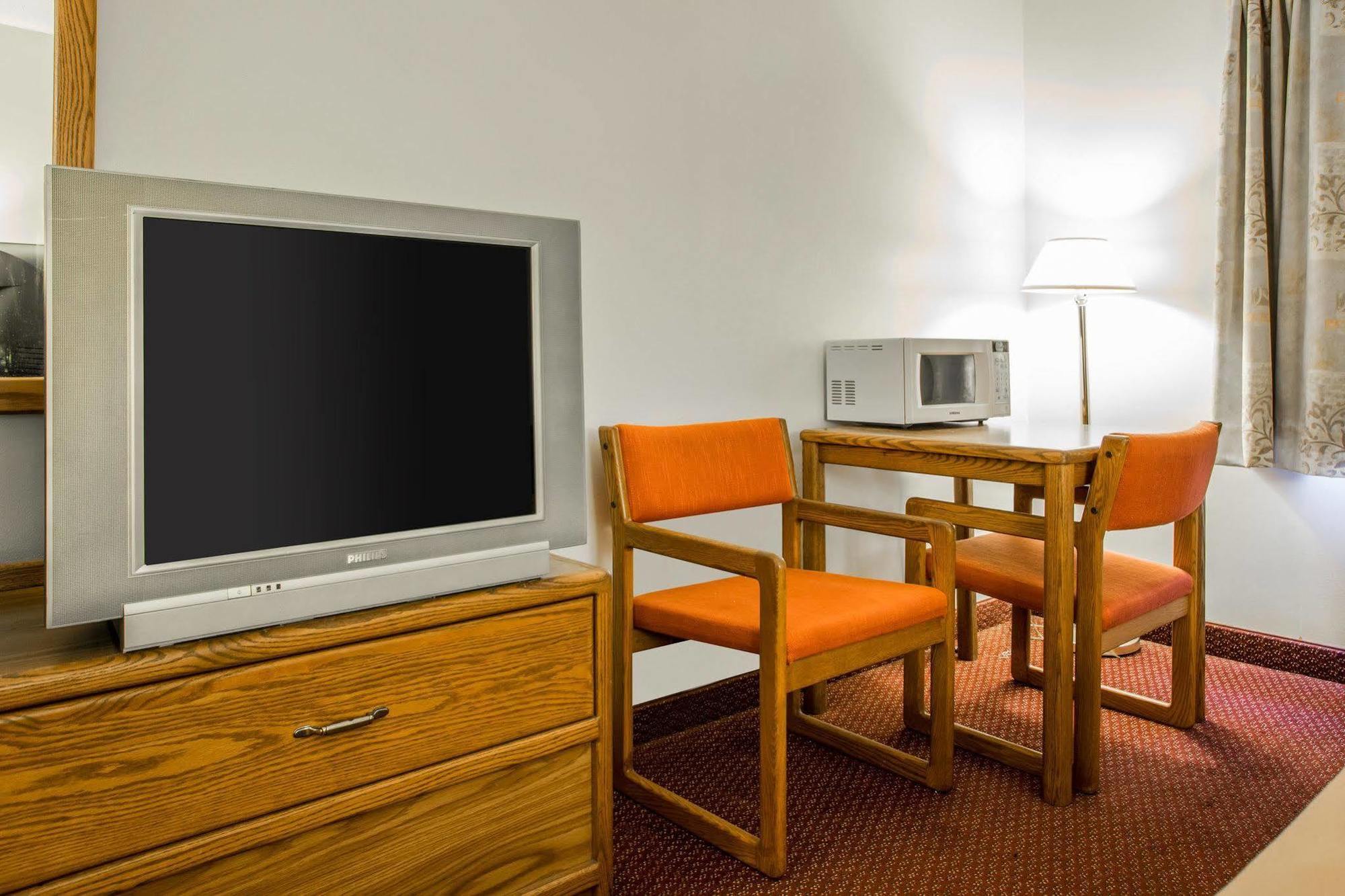 Travelodge By Wyndham Merrill Extérieur photo