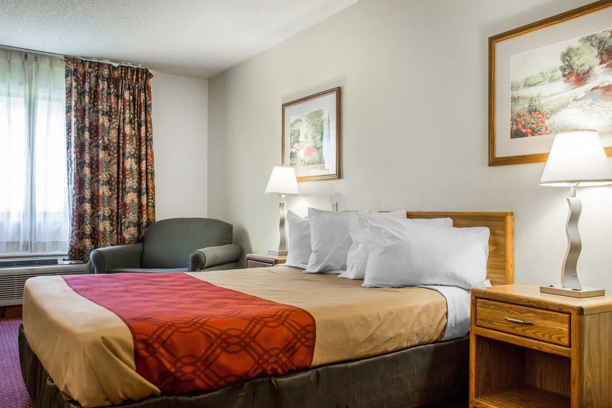 Travelodge By Wyndham Merrill Extérieur photo