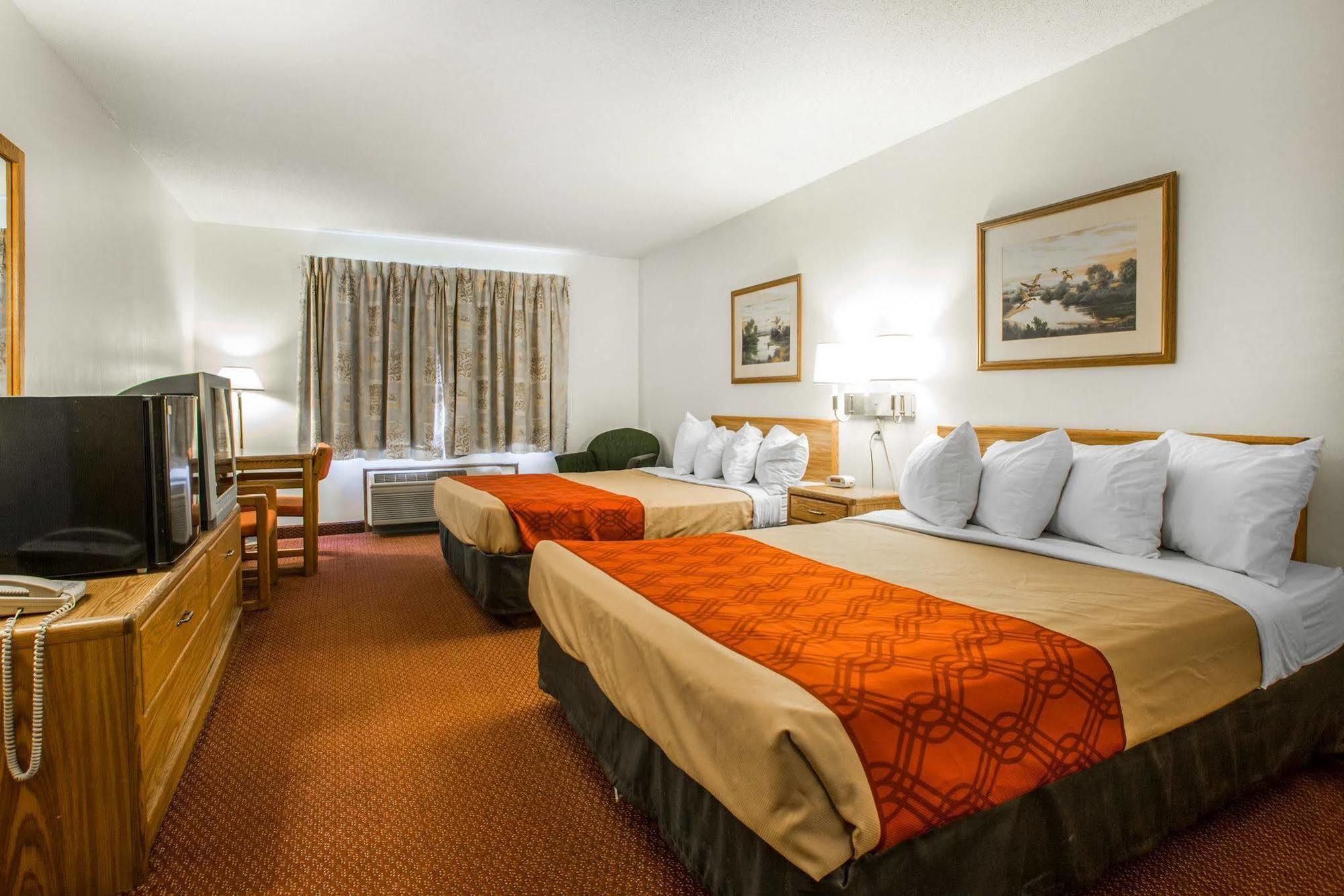 Travelodge By Wyndham Merrill Extérieur photo