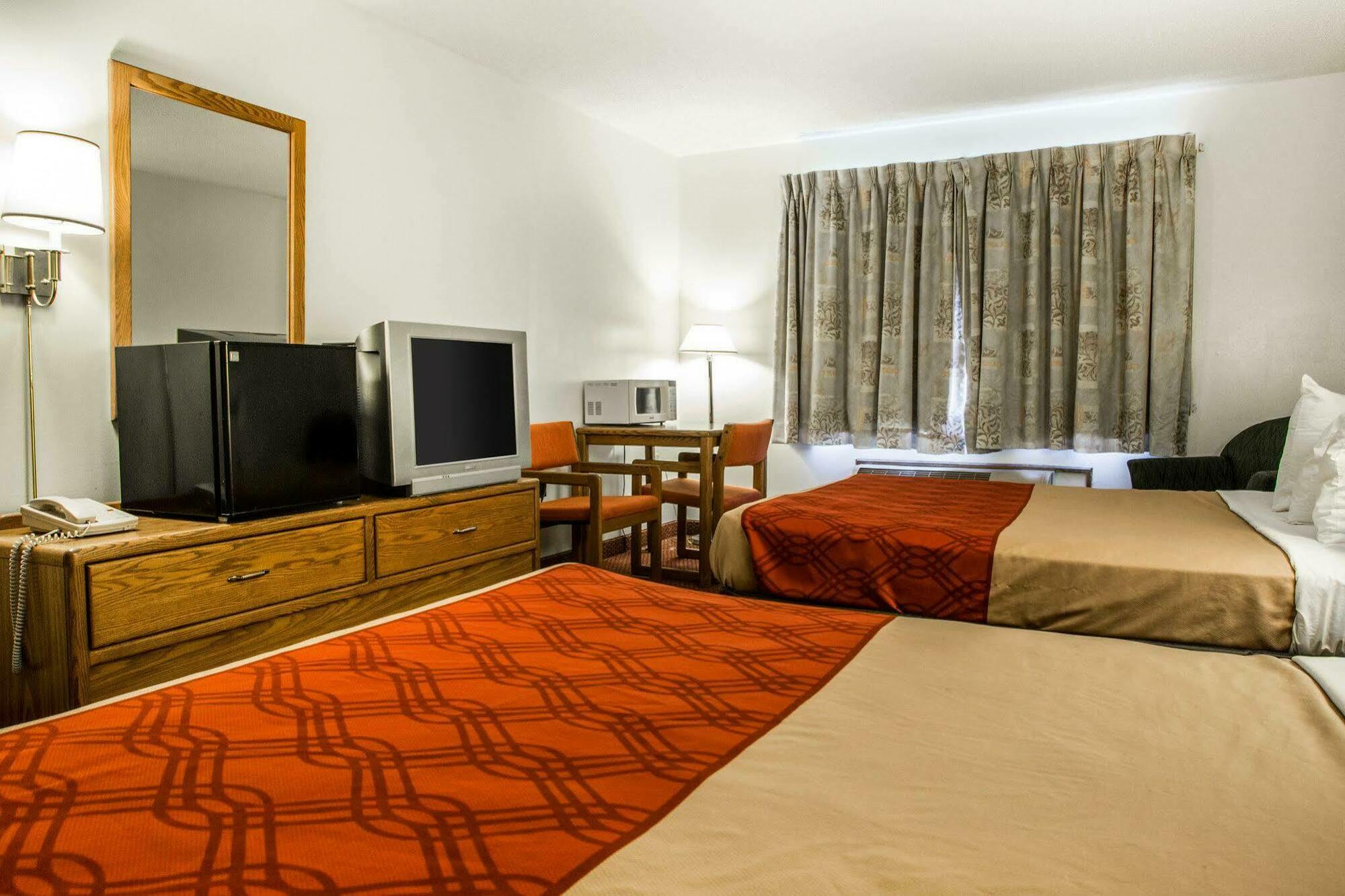 Travelodge By Wyndham Merrill Extérieur photo